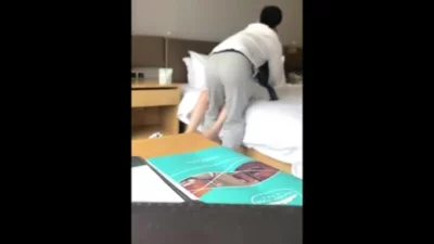 劲爆美乳身材反差人妻，波涛胸涌美乳嫩穴被干