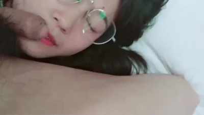 淫荡眼镜妹子，饥渴地含着粗硬鸡巴，口水直流，滑腻腻的皮肤被揉捏，骚穴